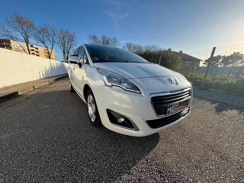 Usado Peugeot 5008 Allure 115 HP (84 kW) 2014 Branco Monovolume