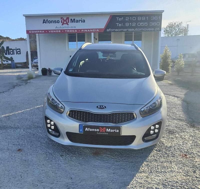 Cinzento Usado 2018 Kia Ceed Citadino | € 11.650 (Preço justo) - Imagem 1/4