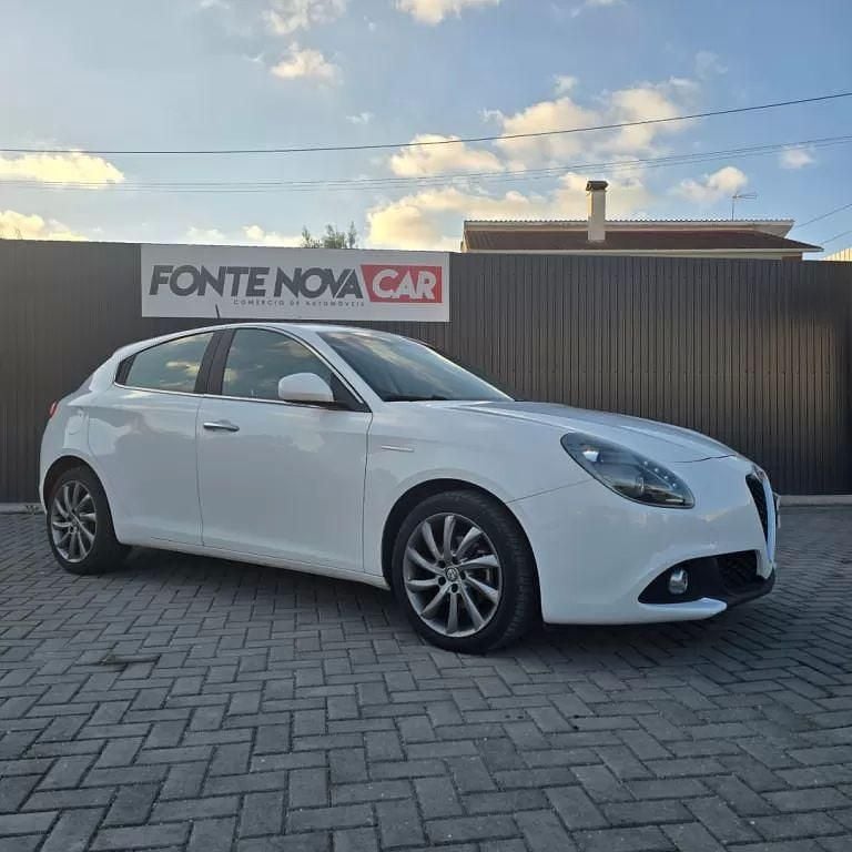 Usado Alfa Romeo Giulietta Exclusive 120 HP (88 kW) 2016 Branco Citadino