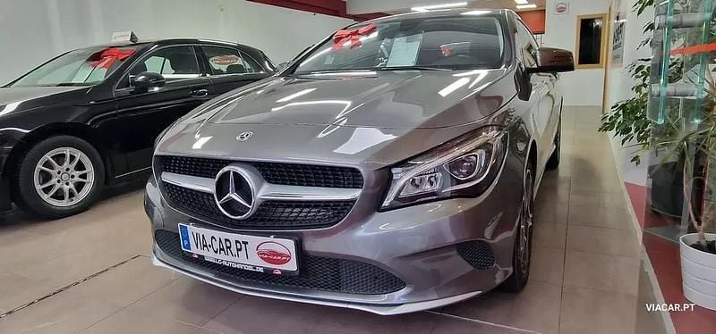 Usado Mercedes CLA200 Shooting Brake Urban 136 HP (100 kW) 2018 Cinzento Carrinha