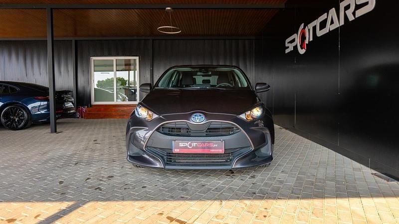 Usado Toyota Yaris Hybrid Comfort 115 HP (84 kW) 2022 Cinza