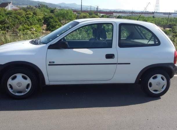 Branco Usado 1997 Opel Corsa Swing Citadino | € 1.850 (Preço justo) - Imagem 1/4