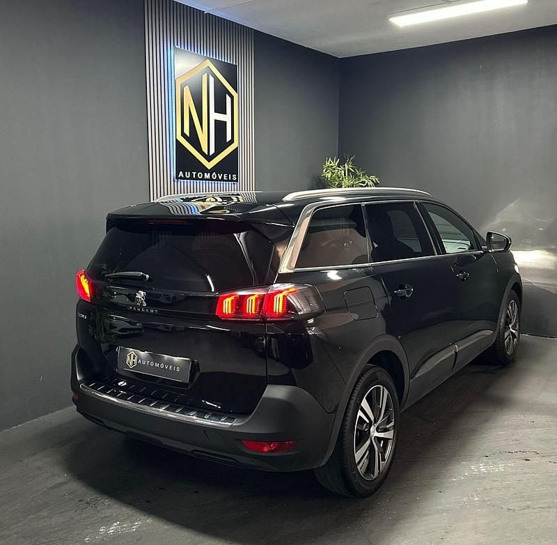 Usado Peugeot 5008 Allure 136 HP (100 kW) 2024 Preto SUV