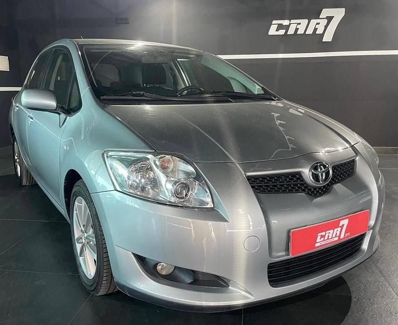 Cinza Usado 2009 Toyota Auris | € 7.990 (Bom preço) - Imagem 1/4