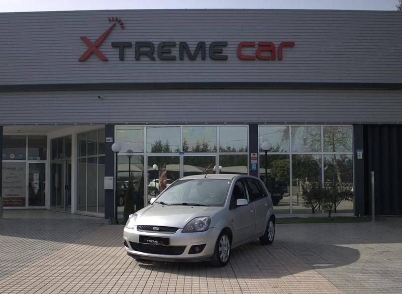 Usado Ford Fiesta 75 HP (55 kW) 2006 Cinzento Citadino