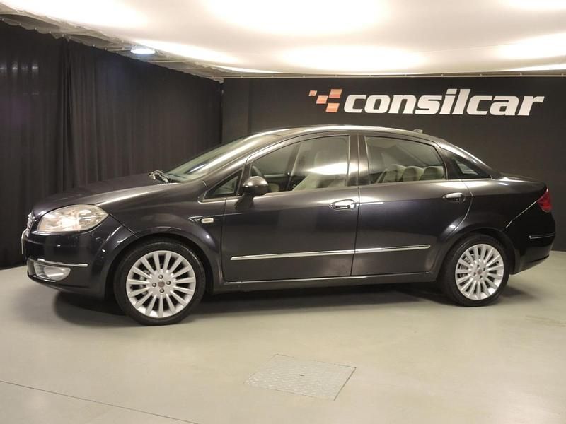Usado Fiat Linea Emotion 90 HP (66 kW) 2008 Preto Sedan