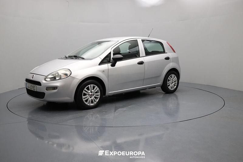 Prata Usado 2018 Fiat Punto Sedan | € 10.490 (Caro) - Imagem 1/4