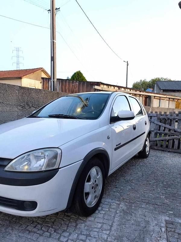 Branco Usado 2002 Opel Corsa Citadino | € 2.450 (Preço justo) - Imagem 1/4