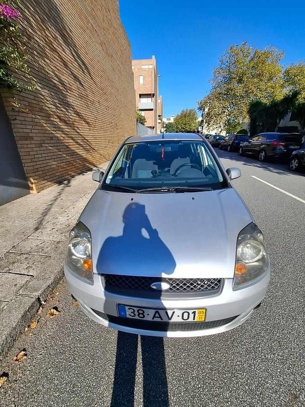 Cinzento Usado 2005 Ford Fiesta ST Citadino | € 2.850 (Super Preço) - Imagem 1/4