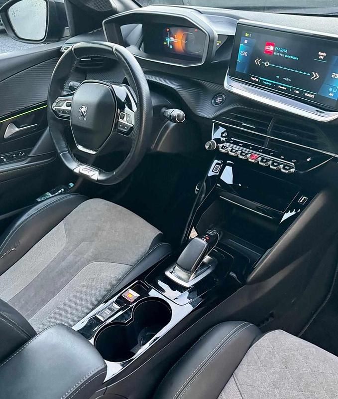 Usado Peugeot e-208 GT-line 100 kW (136 HP) 2020 Preto Citadino