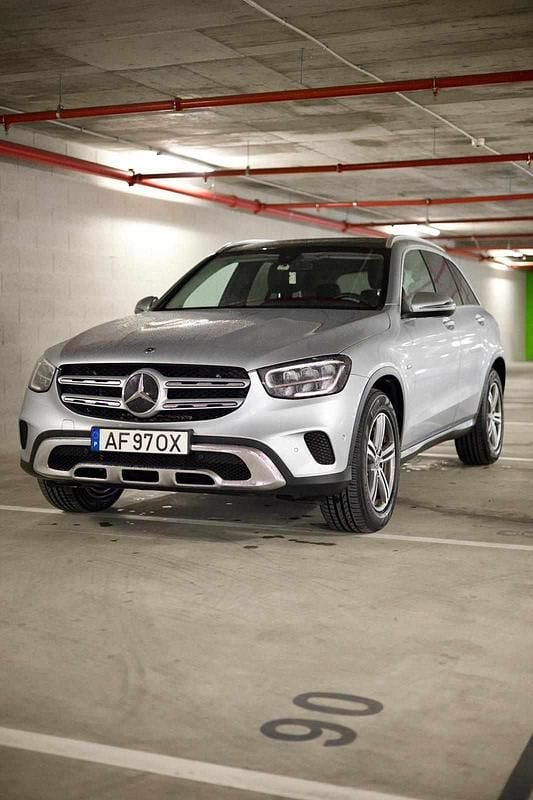 Cinzento Usado 2021 Mercedes GLC300 Citadino | € 41.500 - Imagem 1/4