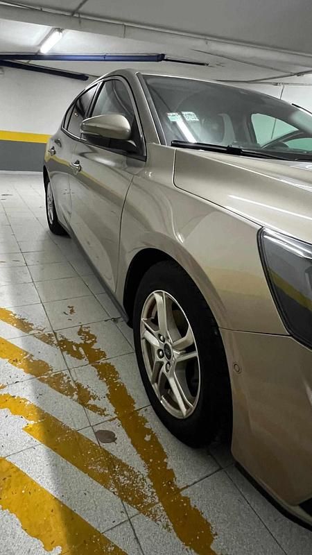 Usado Ford Focus 125 HP (91 kW) 2019 Cinzento Citadino