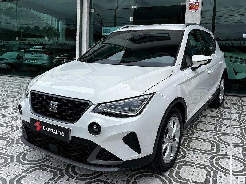 Branco cinzento Usado 2023 Seat Arona FR SUV | € 17.750 (Preço justo) - Imagem 1/4