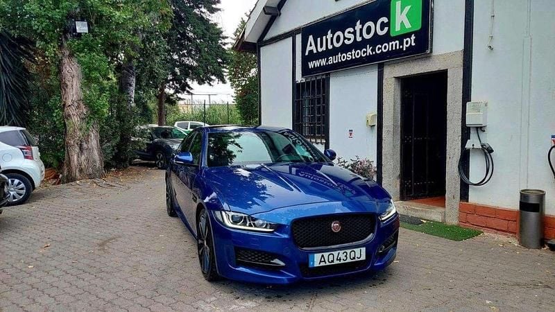 Azul Usado 2015 Jaguar XE R-Sport Sedan | € 15.800 (Super Preço) - Imagem 1/3