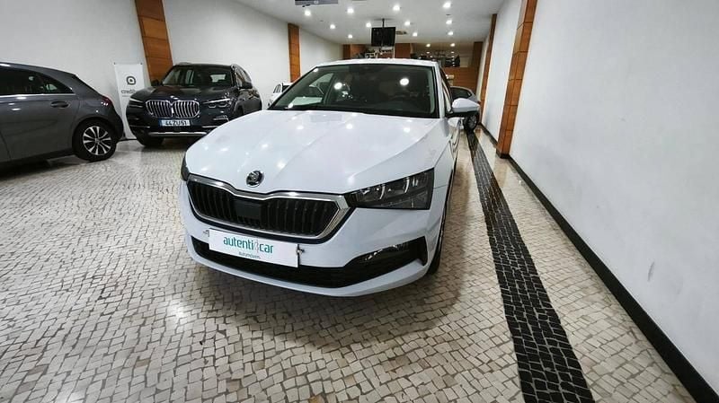 Branco Usado 2022 Skoda Scala Ambition Citadino | € 14.800 (Preço justo) - Imagem 1/4