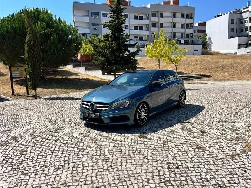Azul Usado 2014 Mercedes A180 Citadino | € 15.990 (Preço justo) - Imagem 1/4
