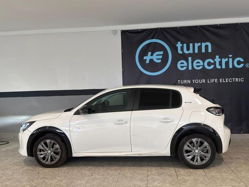 Usado Peugeot e-208 100 kW (136 HP) 2023 Branco Citadino