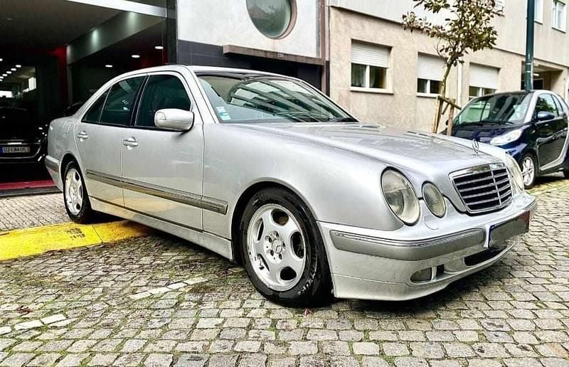 Cinzento Usado 2002 Mercedes E220 Sedan | € 2.950 - Imagem 1/4
