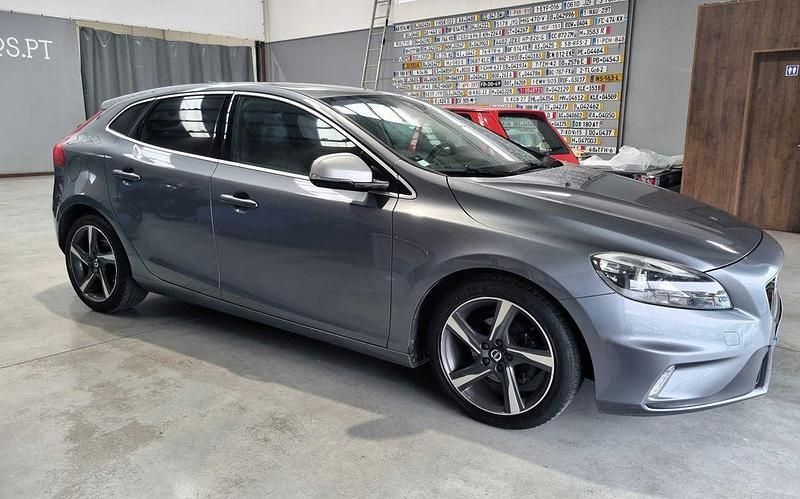 Usado Volvo V40 R-Design 115 HP (84 kW) 2015 Sedan