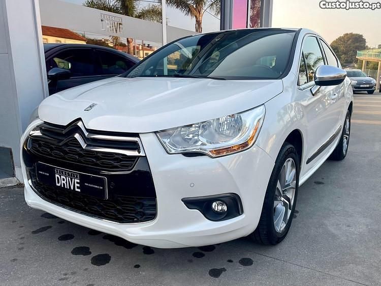 Usado DS Automobiles DS4 So Chic 114 HP (83 kW) 2014 Branco Citadino