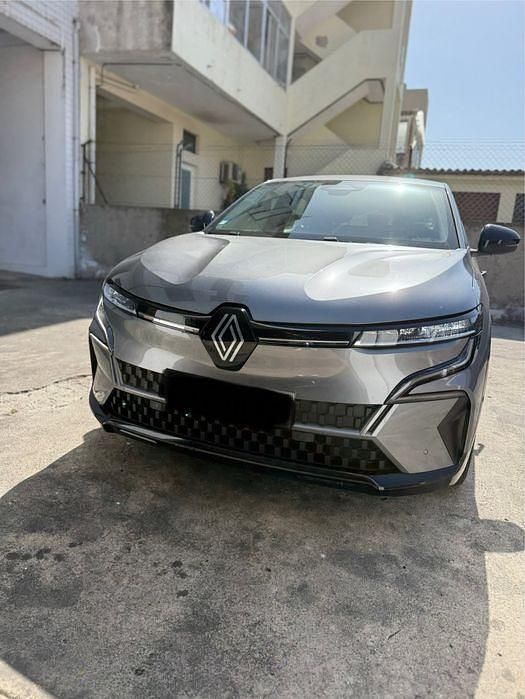 Cinzento Usado 2023 Renault Mégane Sedan | € 28.750 (Caro) - Imagem 1/4