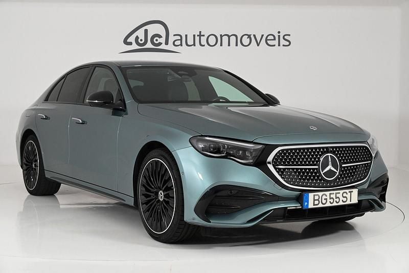 Verde Usado 2024 Mercedes E300 AMG line Sedan | € 64.900 - Imagem 1/4