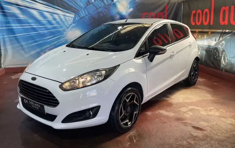 Branco Usado 2016 Ford Fiesta Trend Citadino | € 8.999 (Super Preço) - Imagem 1/4