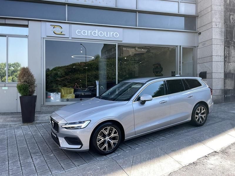 Usado Volvo V60 Core 197 HP (144 kW) 2023 Cinzento cinzento, preto Carrinha