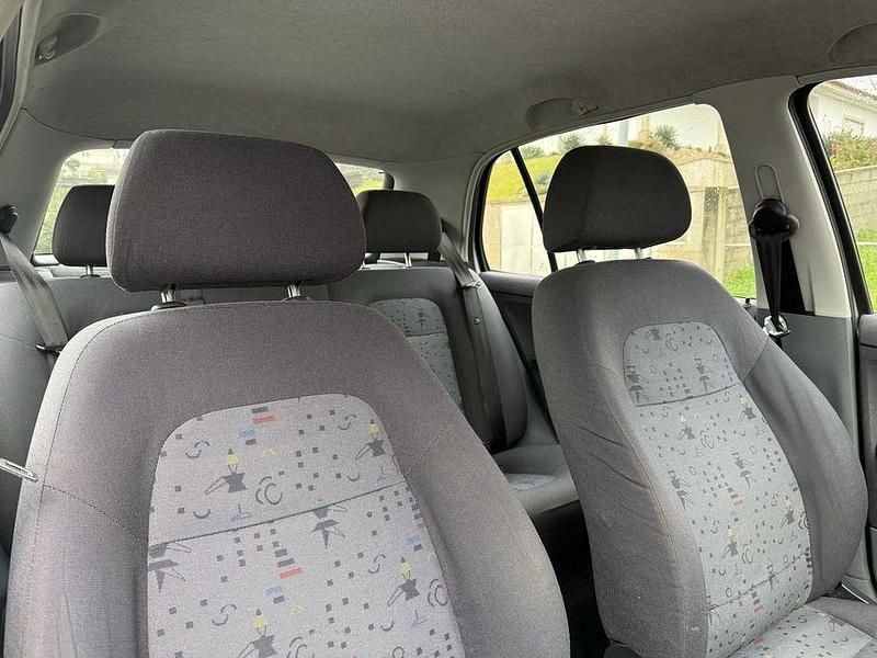 Usado Skoda Fabia 65 HP (47 kW) 2003 Sedan