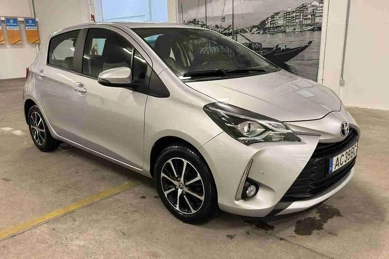 Cinzento Usado 2020 Toyota Yaris Active Citadino | € 15.490 (Preço justo) - Imagem 1/4