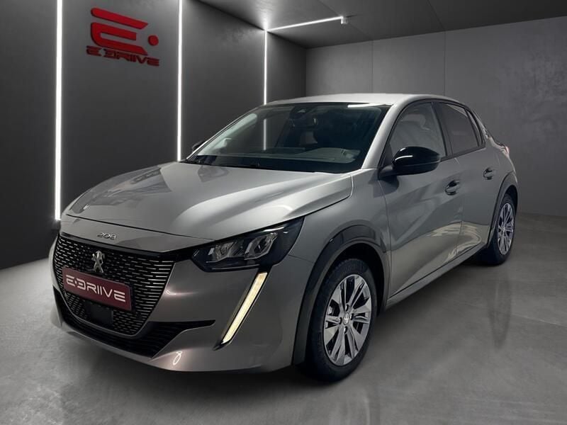 Cinza Usado 2023 Peugeot e-208 Allure Citadino | € 20.980 (Preço justo) - Imagem 1/4