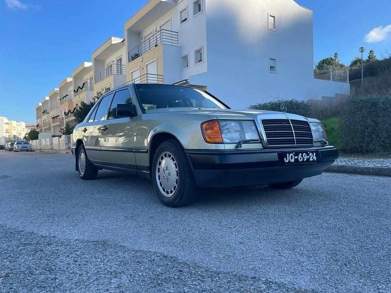 Usado Mercedes E300 188 HP (138 kW) 1985 Verde