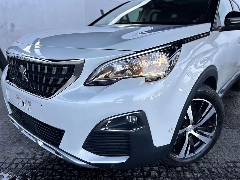 Usado Peugeot 5008 Allure 130 HP (95 kW) 2020 Branco pérola Monovolume