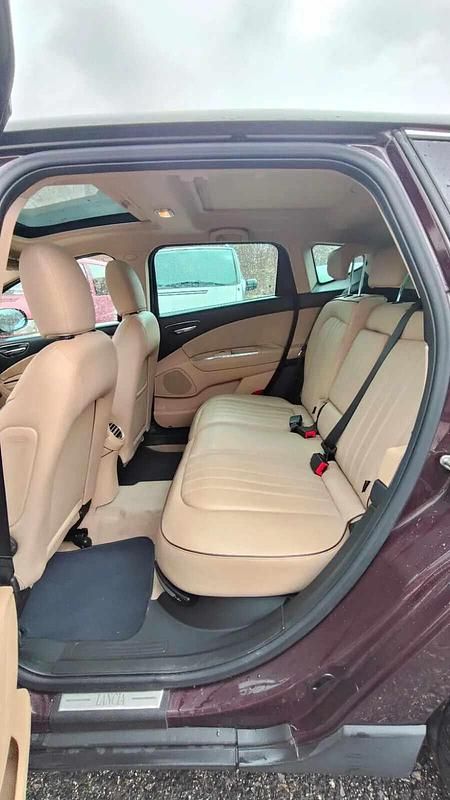 Usado Lancia Delta 200 HP (147 kW) 2010 Vermelho Citadino