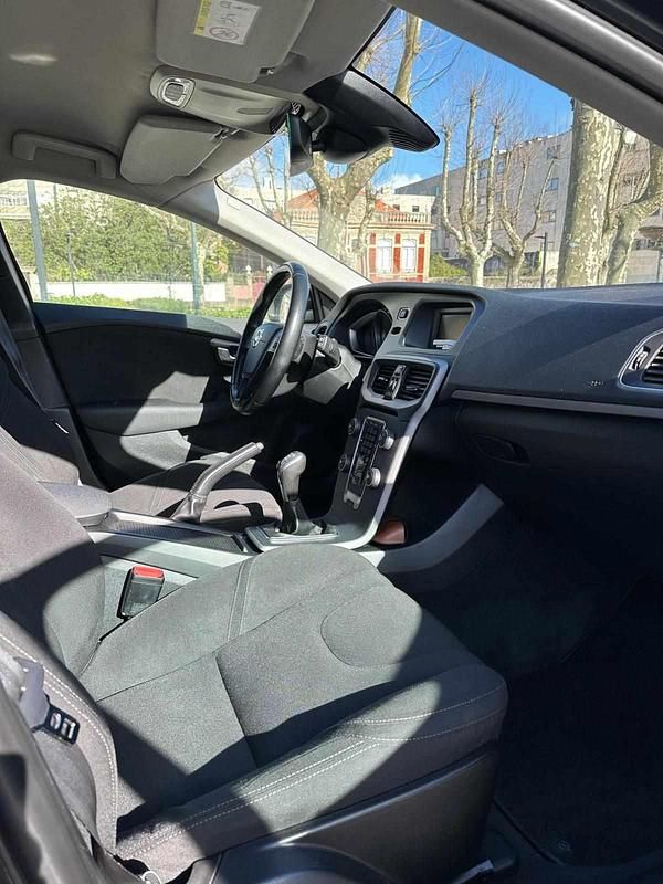 Usado Volvo V40 115 HP (84 kW) 2014 Preto Carrinha