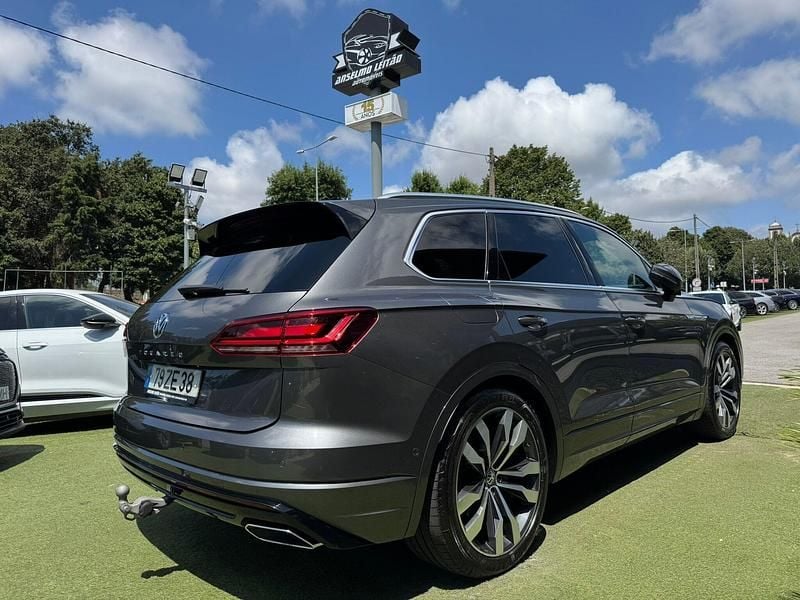 Cinzento Usado 2019 VW Touareg R-line SUV | € 49.500 - Imagem 1/4