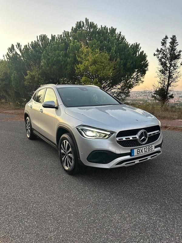 Cinzento Usado 2021 Mercedes GLA200 SUV | € 32.650 - Imagem 1/4