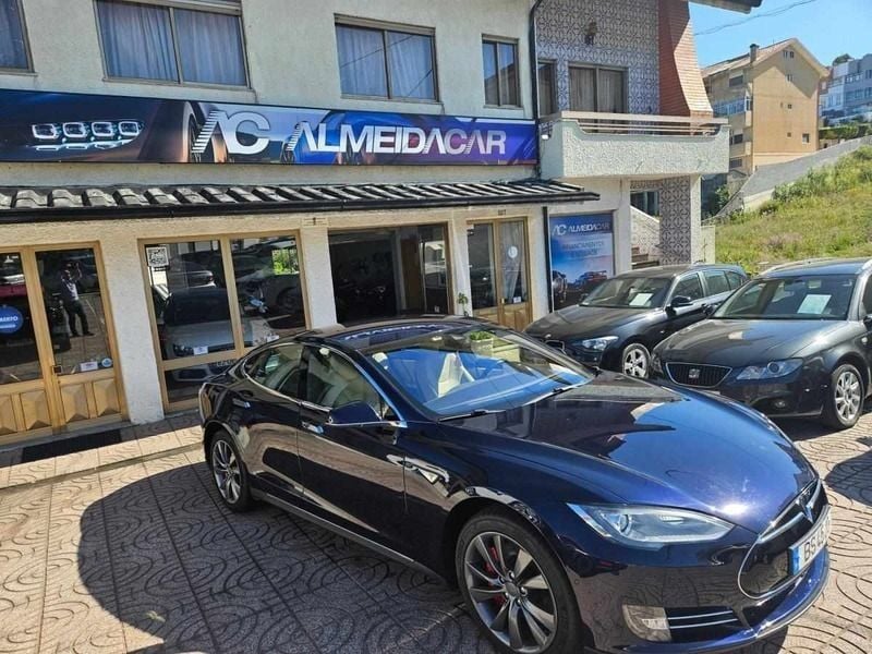 Azul Usado 2015 Tesla Model S Sedan | € 28.990 - Imagem 1/4