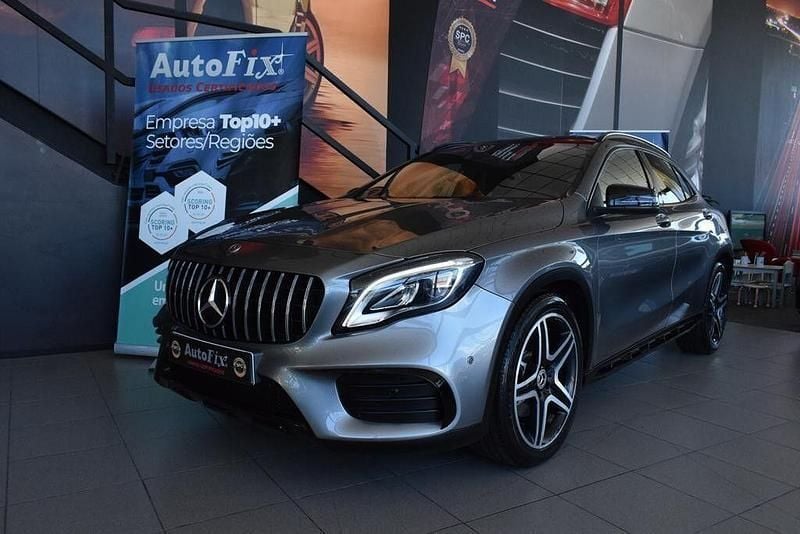 Cinza Usado 2017 Mercedes GLA220 AMG line SUV | € 31.800 - Imagem 1/4
