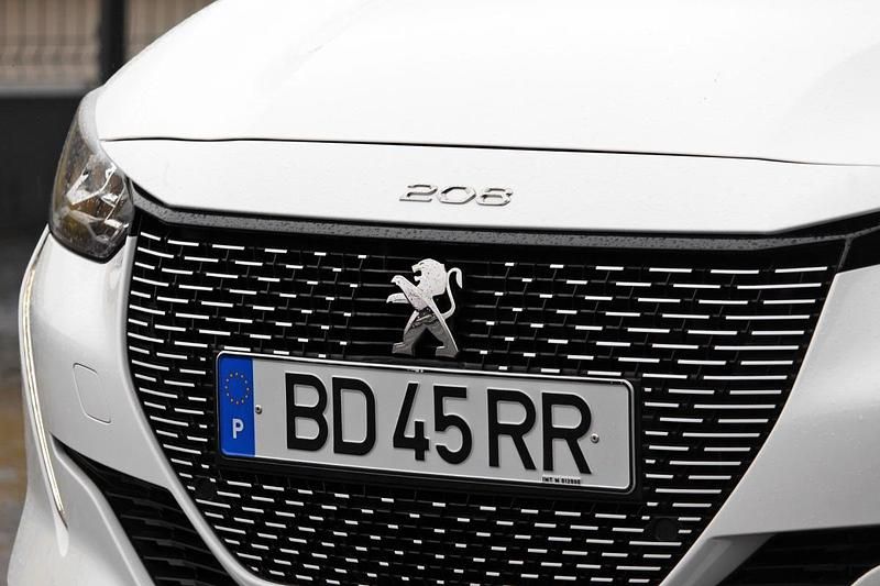 Usado Peugeot e-208 Allure 100 kW (136 HP) 2023 Branco Citadino