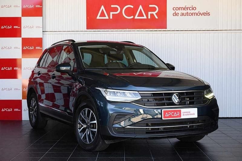 Azul Usado 2023 VW Tiguan Life SUV | € 31.450 (Bom preço) - Imagem 1/4