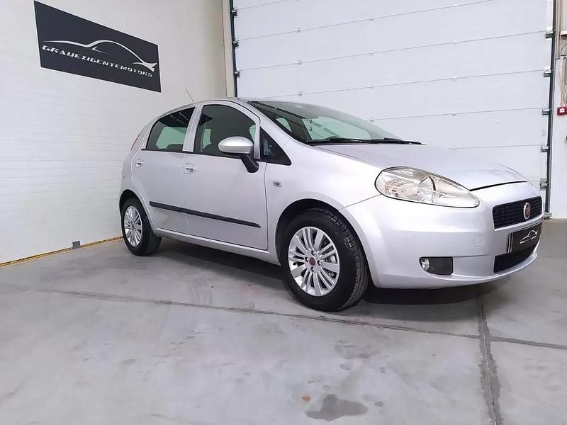 Usado Fiat Grande Punto Dynamic 75 HP (55 kW) 2010 Cinza Citadino