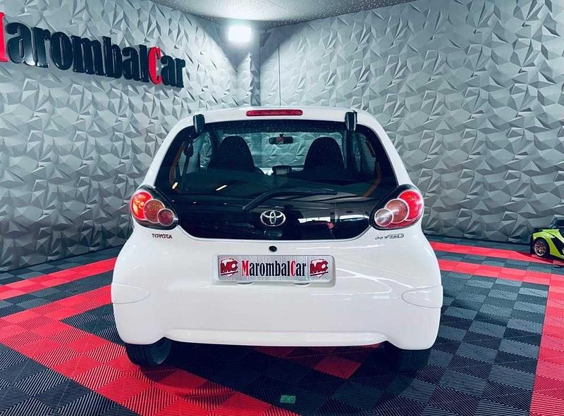 Usado Toyota Aygo X-play 69 HP (50 kW) 2013 Branco Citadino