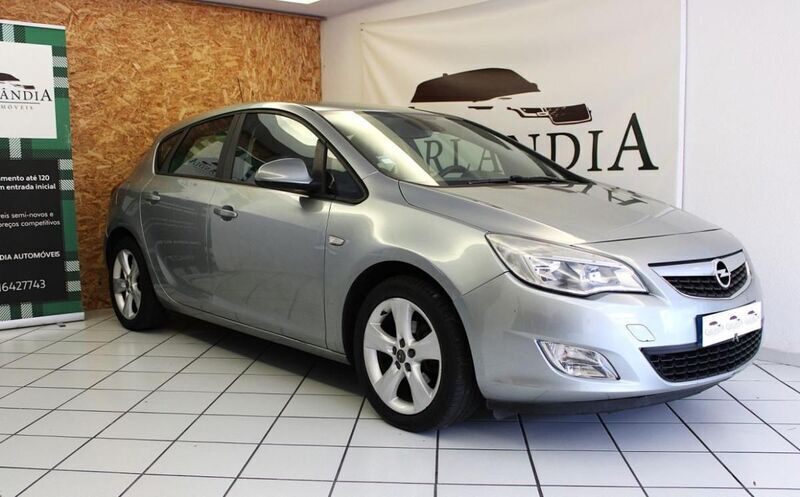 Cinzento Usado 2011 Opel Astra Enjoy | € 6.450 (Preço justo) - Imagem 1/4