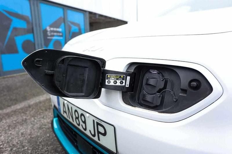 Usado Kia Niro 100 kW (136 HP) 2022 Branco SUV