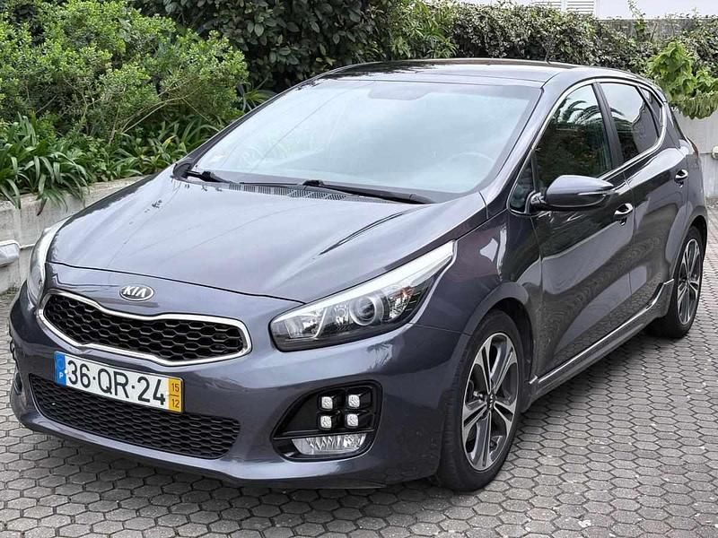 Usado Kia Ceed 136 HP (100 kW) 2015 Cinzento Citadino