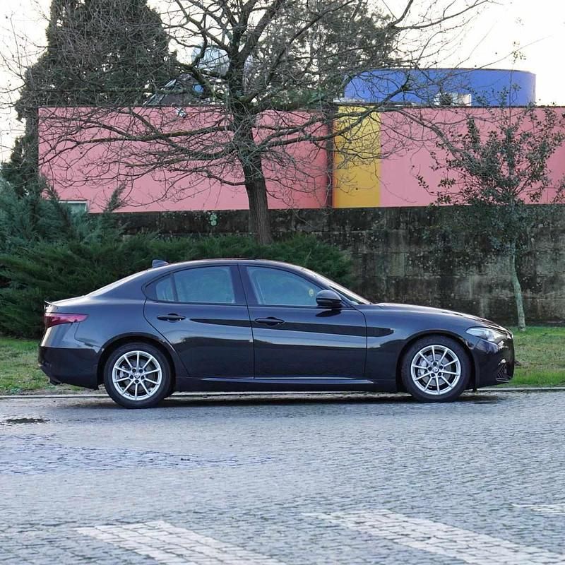 Usado Alfa Romeo Giulia 150 HP (110 kW) 2016 Preto Sedan