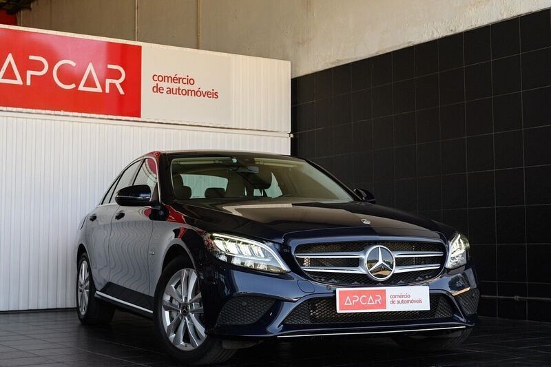 Azul Usado 2021 Mercedes C300 Avantgarde Sedan | € 30.900 (Preço justo) - Imagem 1/4
