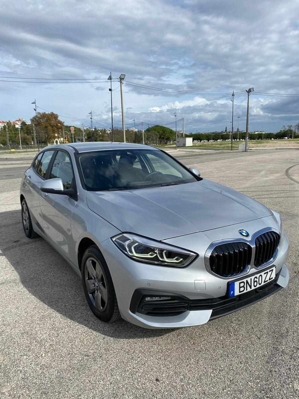 Cinzento Usado 2021 BMW 118 Advantage Citadino | € 20.250 (Bom preço) - Imagem 1/4
