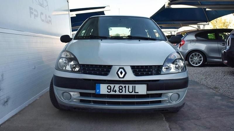 Cinzento Usado 2002 Renault Clio II | € 2.550 (Preço justo) - Imagem 1/4